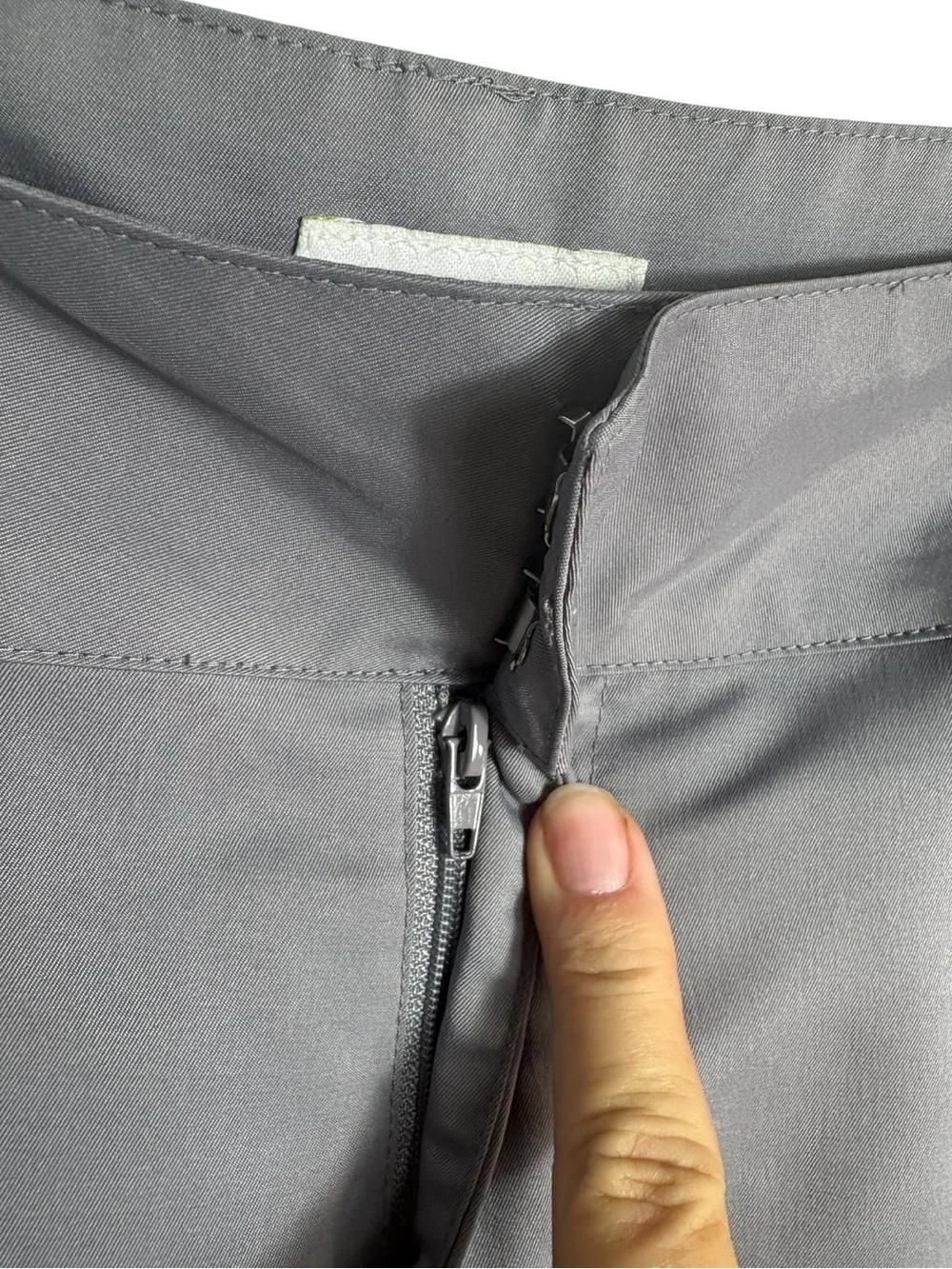 IZOD GOLF Women's Light Gray Golf Bermuda Shorts Size 8 -- SUPER COMFORTABLE!!!